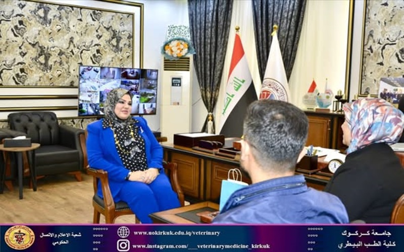 The Director of the Volunteer Work Division at the University Presidency honors the Head of the Volunteer Work Unit at the College 